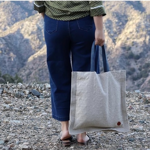 Win&Co Quilted Tote Cream Beige Blue Handles Blue Stitching Purse Versatile - Picture 6 of 8